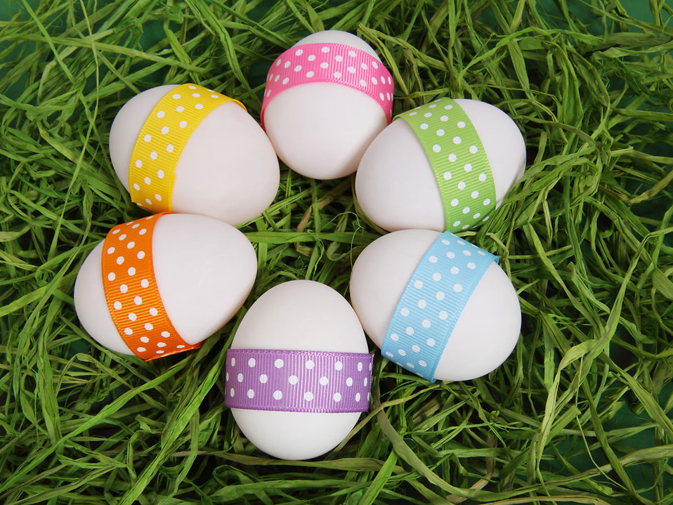 10572-easter-eggs-with-ribbons-on-grass-pv